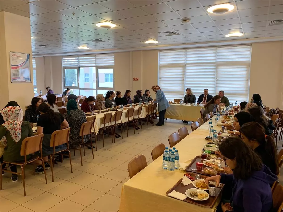 baskan demirbas universite ogrencileriyle kahvaltida bulustu