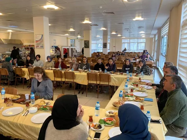 Başkan Demirbaş üniversite öğrencileriyle kahvaltıda buluştu