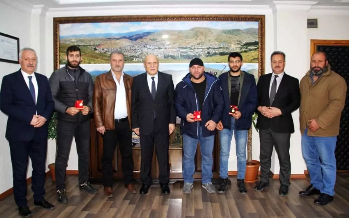 Başkan Pekmezci şampiyonları ödüllendirdi
