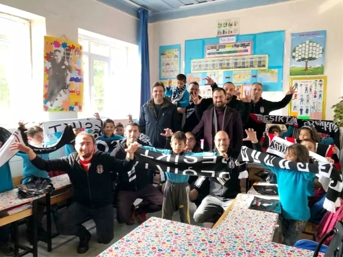 Burhaniye'de Beşiktaşlılar öğrencileri sevindirdi