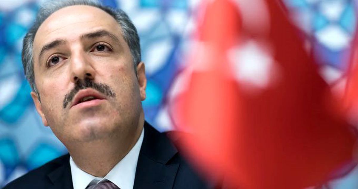 Adı Davutoğlu'nun partisiyle anılan Mustafa Yeneroğlu, yeni partinin ismini 'Gelecek Partisi' olarak yazdı
