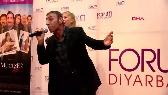 Mahsun Kırmızıgül, Mucize 2 Aşk'ın galasını memleketi Diyarbakır'da yaptı Mahsun Kırmızıgül, Mucize 2 Aşk'ın galasını memleketi Diyarbakır'da yaptı