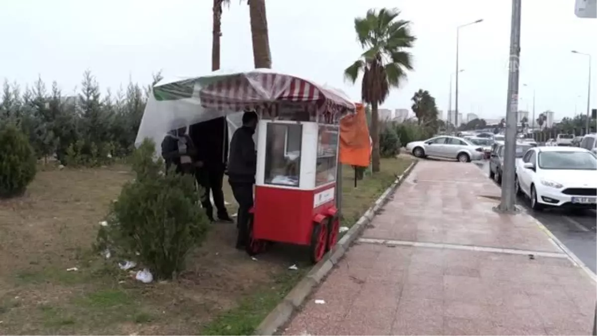 Engelli simitçi, çalınan 'ekmek teknesinin' yerine yenisine kavuştu