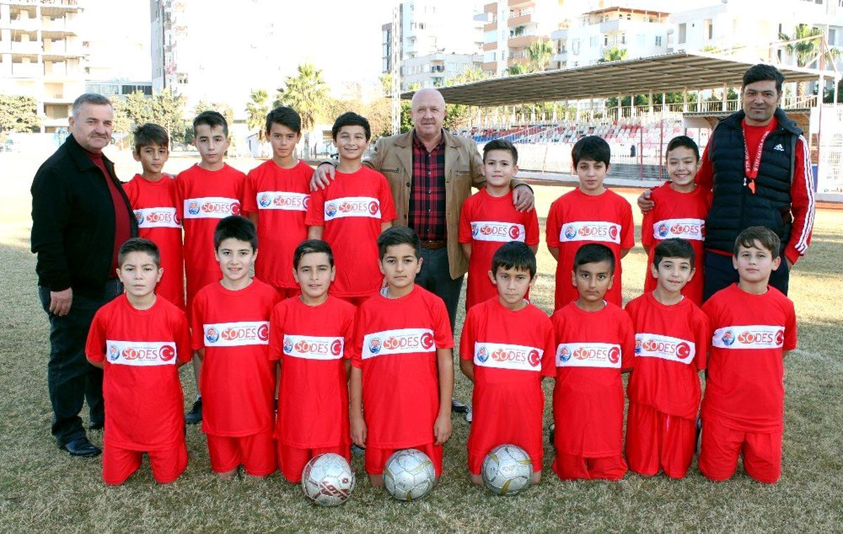 Erdemli'de futbol okuluna ilgi