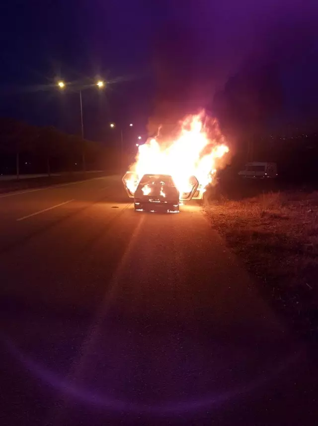 Eşinin arabasını satmak isteyen koca, eşiyle anlaşamayınca aracı ateşe verdi! Videosunu da WhatsApp'tan gönderdi Eşinin arabasını satmak isteyen koca, eşiyle anlaşamayınca aracı ateşe verdi! Videosunu da WhatsApp'tan gönderdi