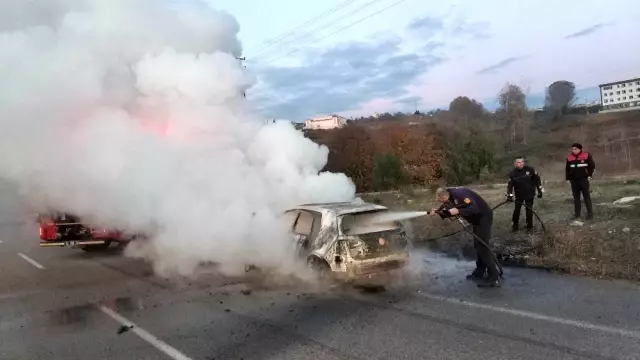 Eşinin arabasını satmak isteyen koca, eşiyle anlaşamayınca aracı ateşe verdi! Videosunu da WhatsApp'tan gönderdi Eşinin arabasını satmak isteyen koca, eşiyle anlaşamayınca aracı ateşe verdi! Videosunu da WhatsApp'tan gönderdi