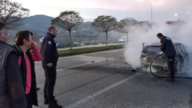 Eşinin arabasını satmak isteyen koca, eşiyle anlaşamayınca aracı ateşe verdi! Videosunu da WhatsApp'tan gönderdi Eşinin arabasını satmak isteyen koca, eşiyle anlaşamayınca aracı ateşe verdi! Videosunu da WhatsApp'tan gönderdi