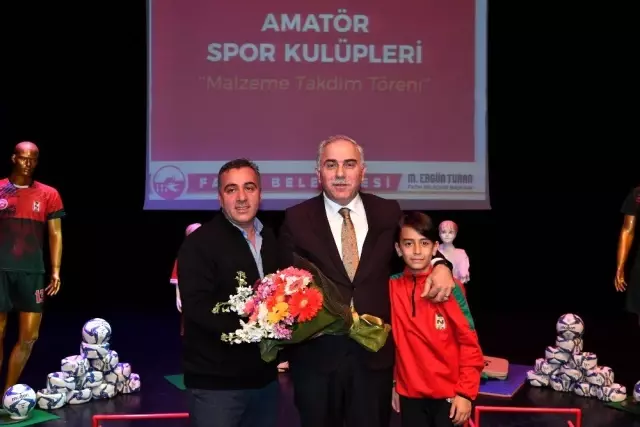 Fatih Belediyesinden amatör kulüplere binlerce spor malzemesi desteği Fatih Belediyesinden amatör kulüplere binlerce spor malzemesi desteği