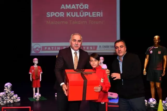 Fatih Belediyesinden amatör kulüplere binlerce spor malzemesi desteği Fatih Belediyesinden amatör kulüplere binlerce spor malzemesi desteği