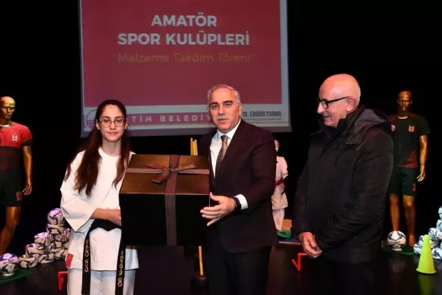 Fatih Belediyesinden amatör kulüplere binlerce spor malzemesi desteği Fatih Belediyesinden amatör kulüplere binlerce spor malzemesi desteği