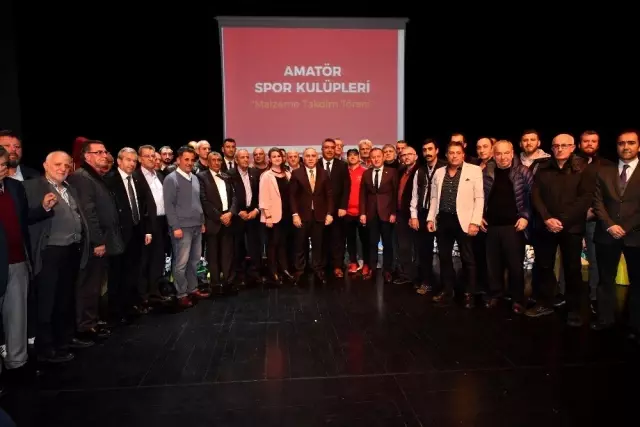 Fatih Belediyesinden amatör kulüplere binlerce spor malzemesi desteği Fatih Belediyesinden amatör kulüplere binlerce spor malzemesi desteği