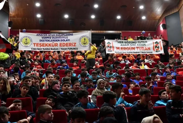 Fatih Belediyesinden amatör kulüplere binlerce spor malzemesi desteği Fatih Belediyesinden amatör kulüplere binlerce spor malzemesi desteği