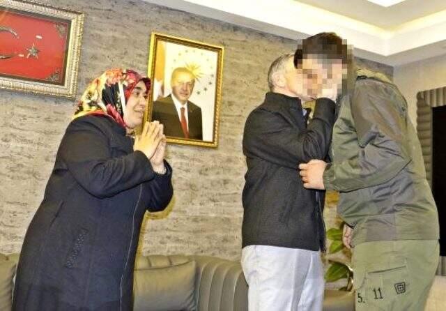 HDP il binası önünde oturma eylemi yapan kadının oğlu PKK'dan nasıl kaçtığını anlattı