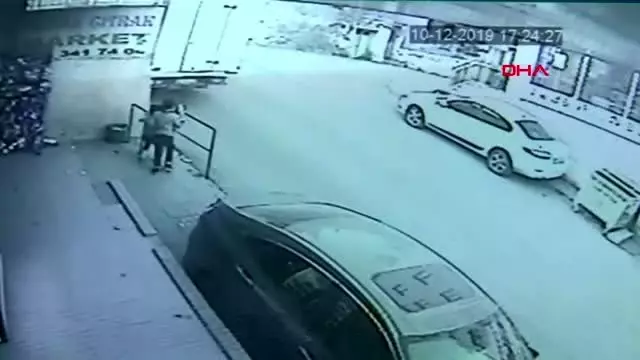İzmir market çıkışı aniden yola fırlayan çocuğa araba çarptı