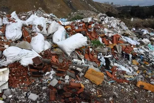 Kaçak moloz dökülen alanda asbeste rastlandı