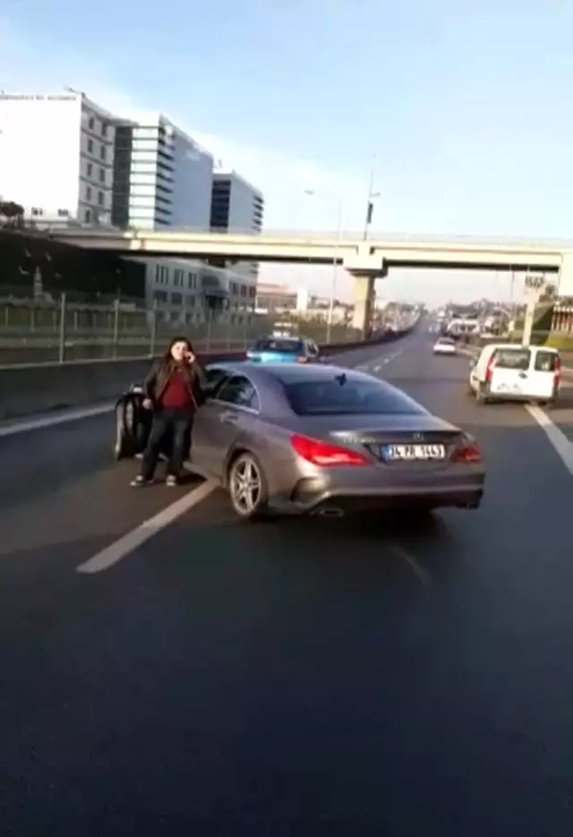 Kadın sürücü karayolunda otobüsünün önünü kesti, yolu trafiğe kapattı