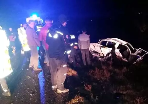 Kamyonetle otomobil çarpıştı: 4 ölü, 2 yaralı Kamyonetle otomobil çarpıştı: 4 ölü, 2 yaralı