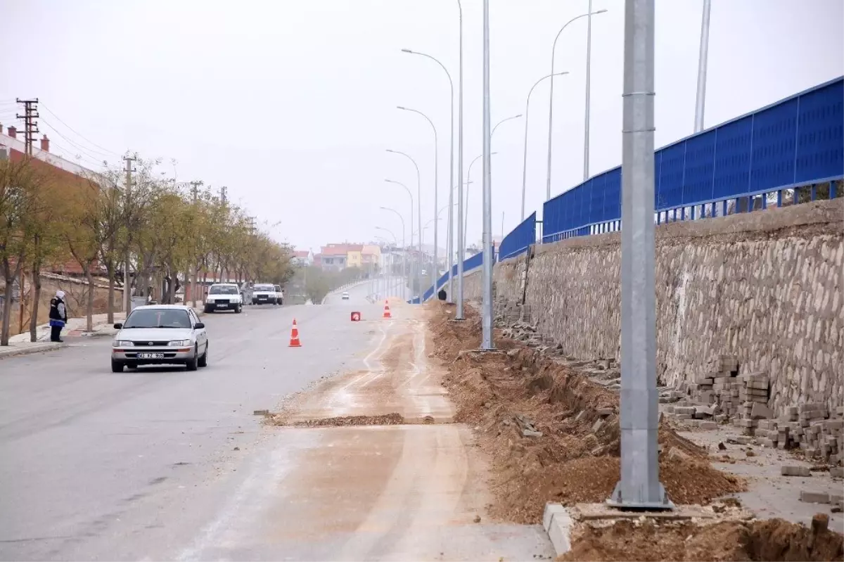 Karaman Belediyesi, caddelerde kaldırım ve peyzaj düzenlemesi başlattı