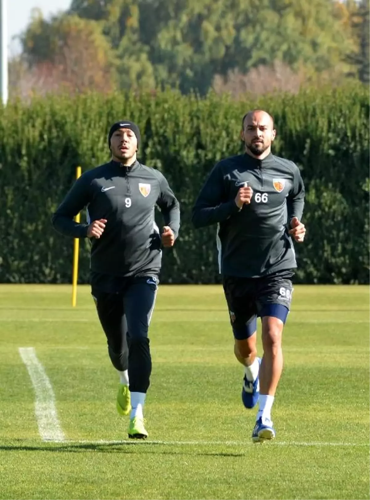 Kayserispor'da Umut Bulut ve Şamil Çinaz antrenmana çıktı