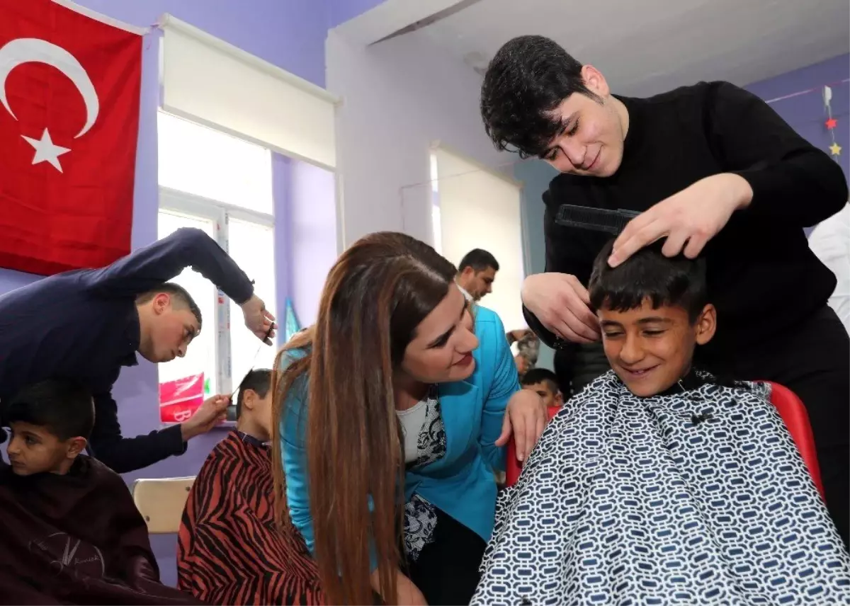 Kırsaldaki mahallelerdeki öğrencilere kuaför hizmeti