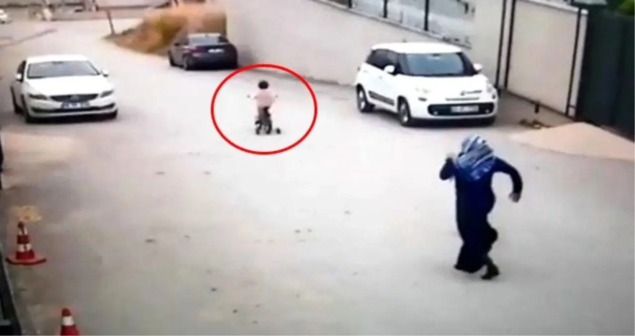 Kızını kurtarmak için peşinden koşan annenin yüreği ağzına geldi