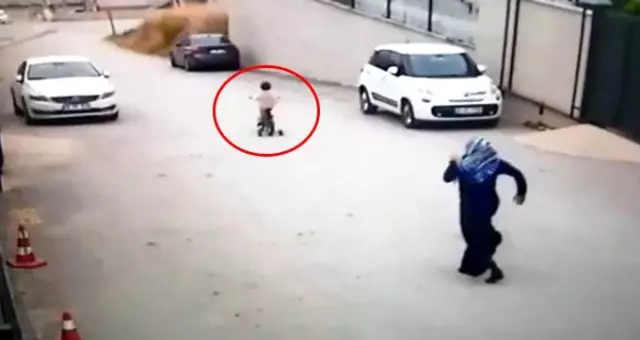 Kızını kurtarmak için peşinden koşan annenin yüreği ağzına geldi