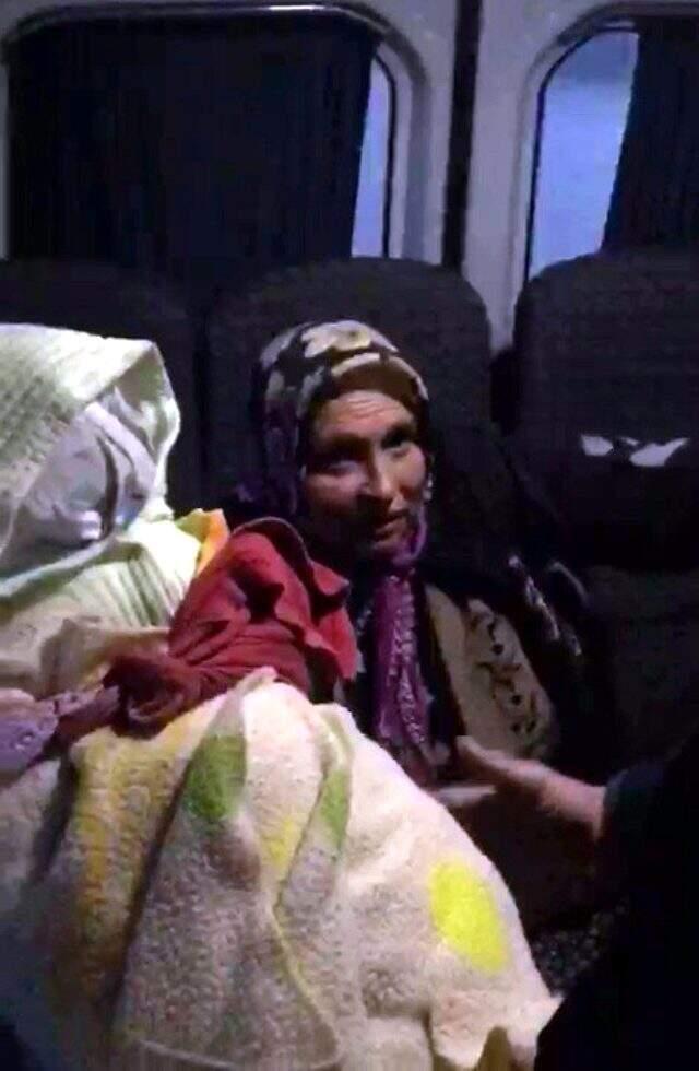 Kumaşlardan yaptığı sahte bebekle dilenen dilenci kıskıvrak yakalandı