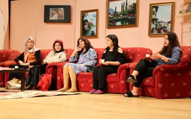 Kütahya'da üniversite öğrencileri tiyatro oyunu sahneledi