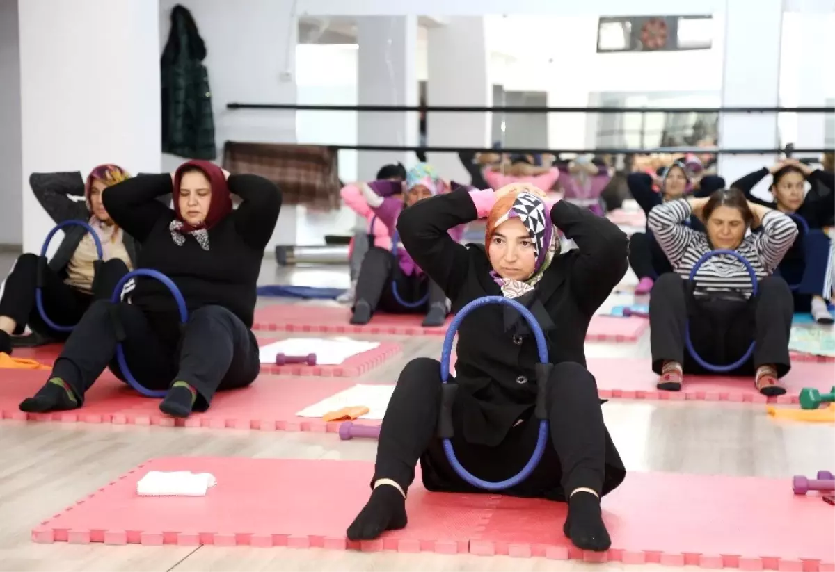 Mersin'de kadınlar step ve aerobik yaparak zayıflıyor
