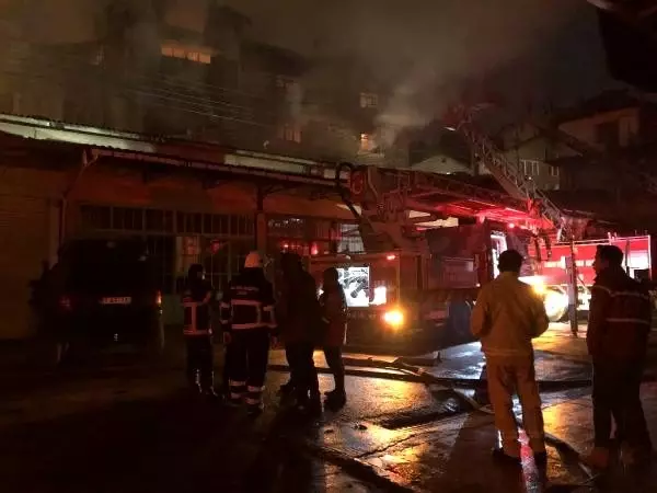 Mobilya atölyesindeki yangın evlerin çatısına sıçradı (3)