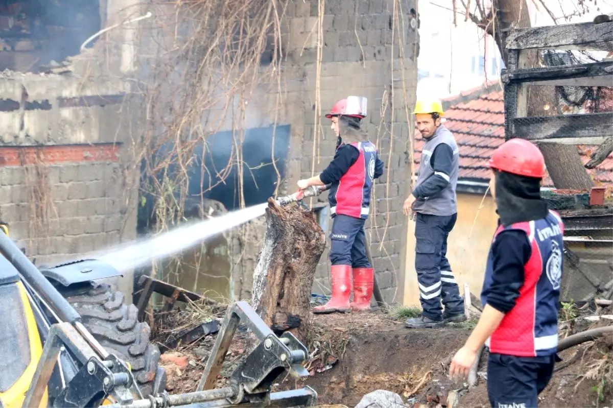 Mobilya atölyesindeki yangını soğutma çalışmaları sürüyor