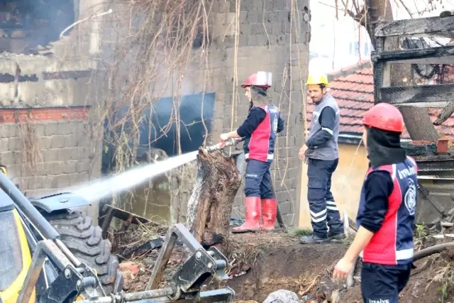 Mobilya atölyesindeki yangını soğutma çalışmaları sürüyor