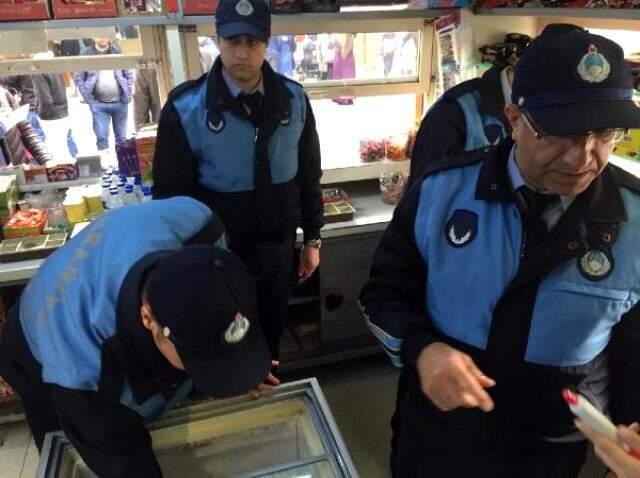 Okul yakınındaki bakkalda satılan 'şırınga çikolatalar' toplatıldı