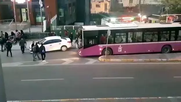 (Özel) Sorumsuz sürücünün yanlış park hatasını vatandaşlar düzeltti (Özel) Sorumsuz sürücünün yanlış park hatasını vatandaşlar düzeltti