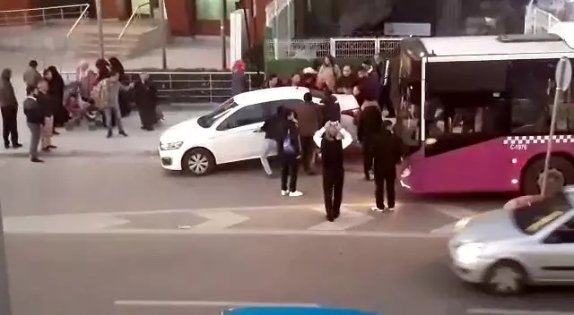 (Özel) Sorumsuz sürücünün yanlış park hatasını vatandaşlar düzeltti (Özel) Sorumsuz sürücünün yanlış park hatasını vatandaşlar düzeltti