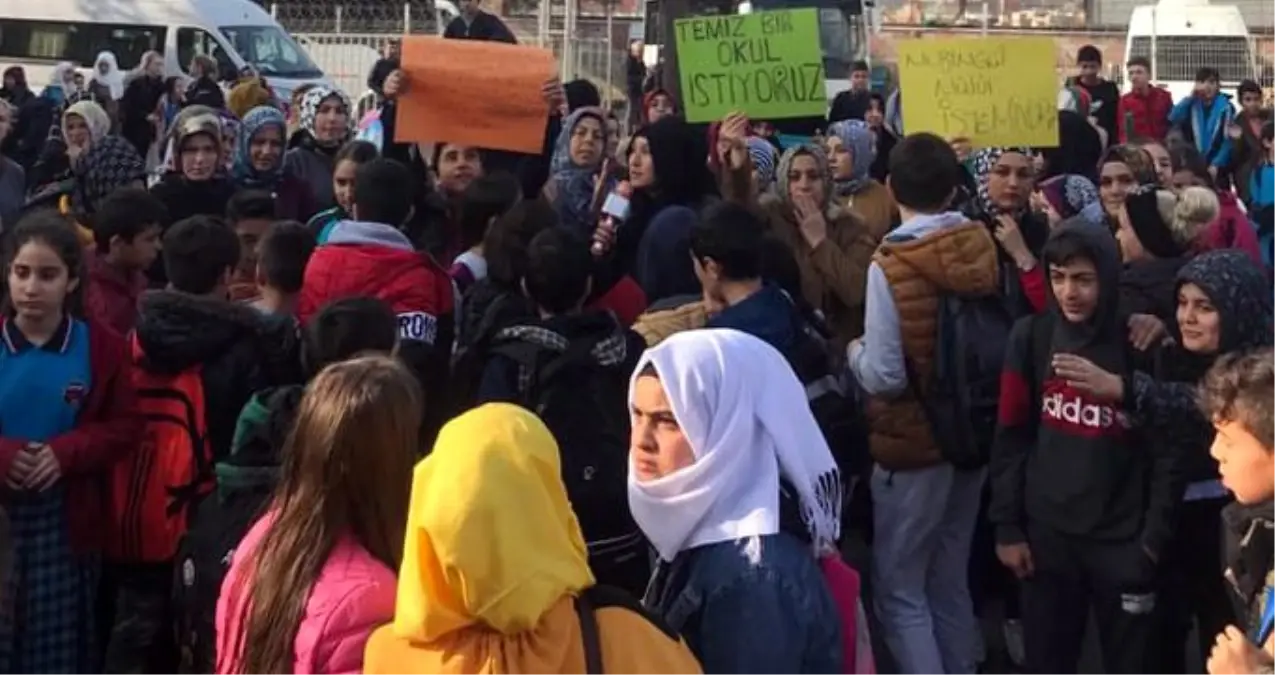 Sancaktepe'de veliler ve öğrenciler, okul müdürünü protesto etti