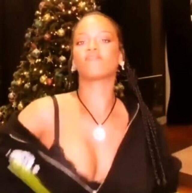 Şarkıcı Rihanna, göğüslerini sallayarak dans etti
