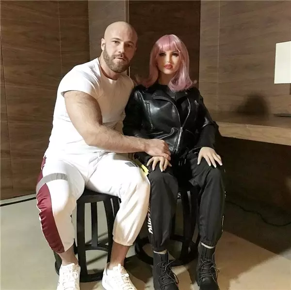 sisme kadinla evleniyor arada anlasamiyoruz ama mutluyuz haberler haberler com