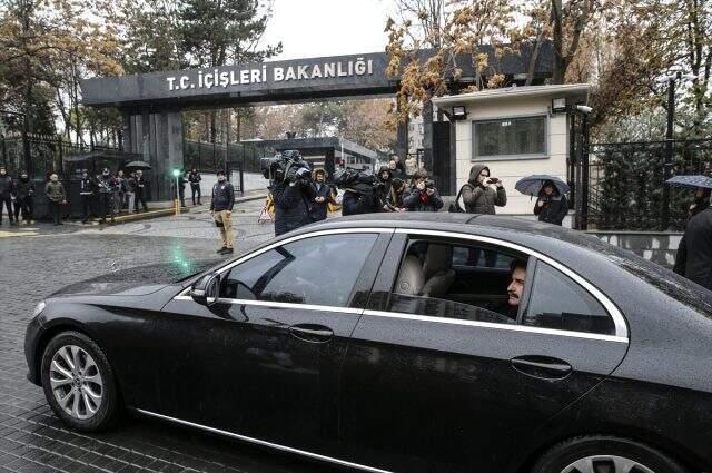 Son dakika: Parti için resmi başvuruyu yapan Davutoğlu'nun ekibinden ilk açıklama: Partinin logosu ve ismi yarın açıklanacak
