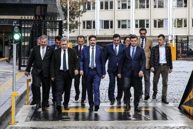 Son dakika: Parti için resmi başvuruyu yapan Davutoğlu'nun ekibinden ilk açıklama: Partinin logosu ve ismi yarın açıklanacak