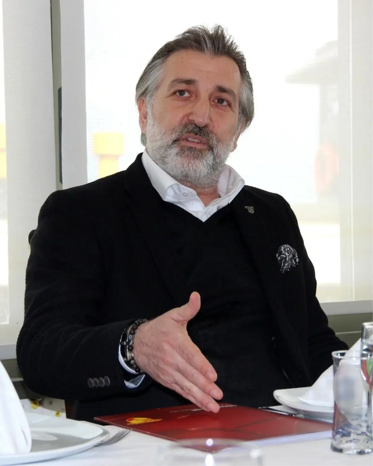 talat papatya yeni stadimiza girerken