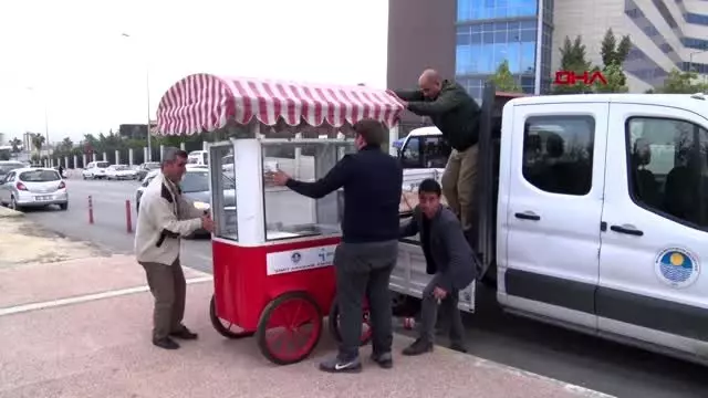 Tezgahı çalınan engelli simitçiye, yardım eli Tezgahı çalınan engelli simitçiye, yardım eli