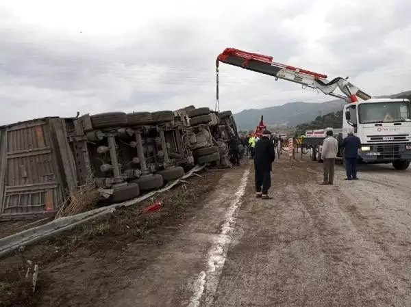 TIR devrildi; sürücü ve oğlu öldü