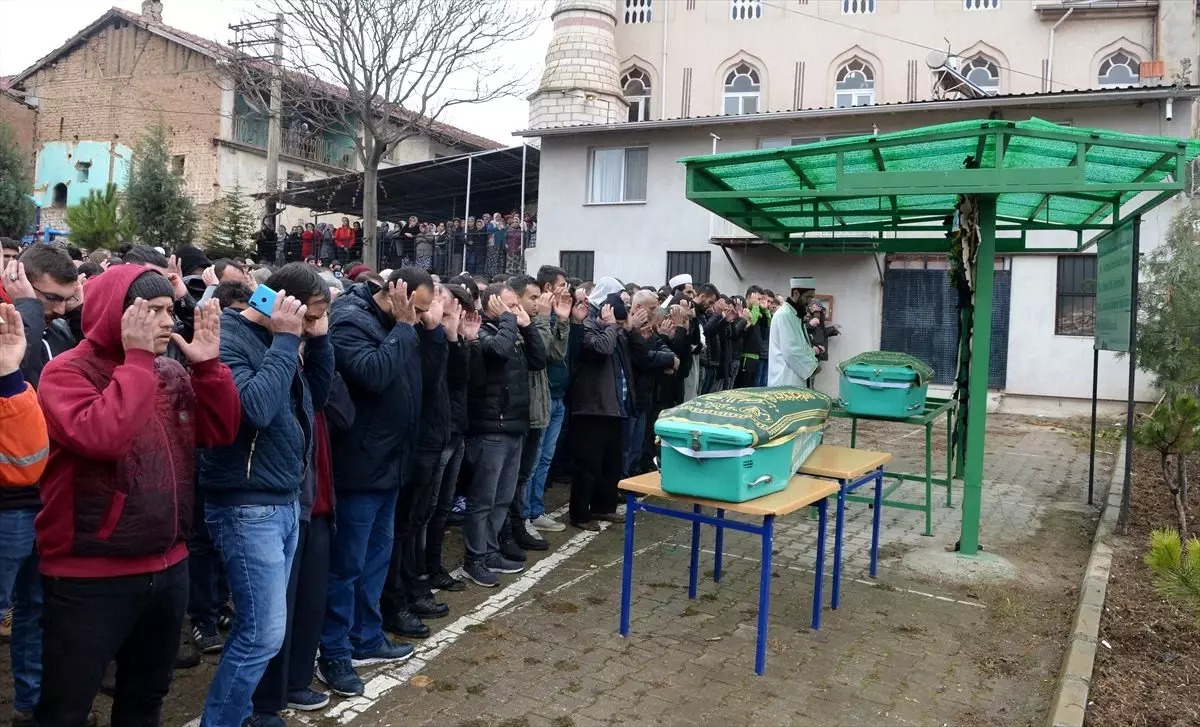 Uşak'ta durakta bekleyen yolculara otomobil çarptı: 3 ölü