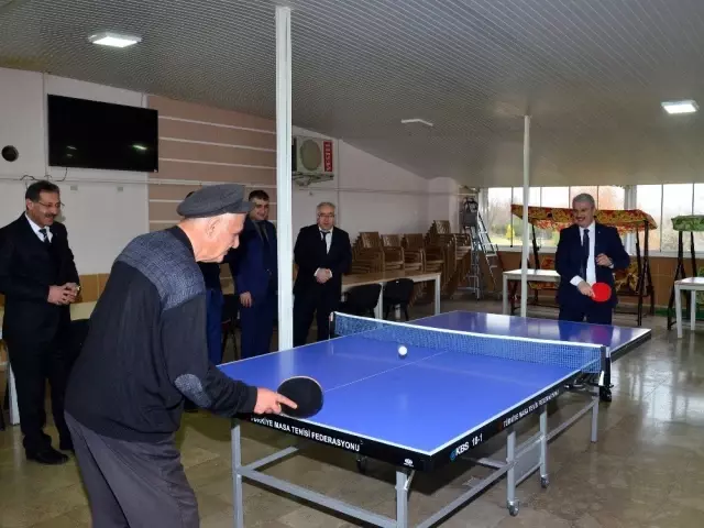 Vali Akın eşi Saliha Akın ile huzurevini ziyaret etti