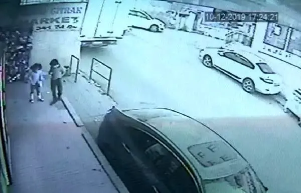 Yola fırlayan Ayşenur'a hafif ticari aracın çarptığı anlar kamerada