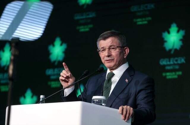 Ahmet Davutoğlu ile Nihal Olçok el ele poz verdi