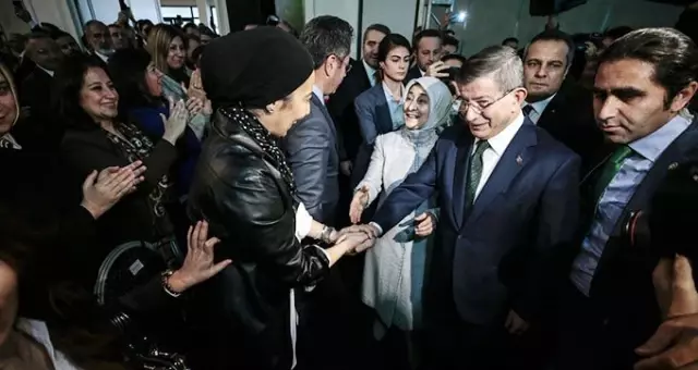 Ahmet Davutoğlu ile Nihal Olçok el ele poz verdi Ahmet Davutoğlu ile Nihal Olçok el ele poz verdi