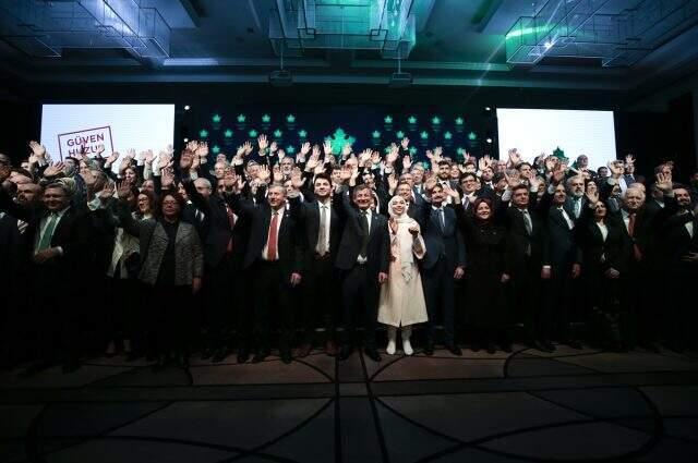 Ahmet Davutoğlu ile Nihal Olçok el ele poz verdi
