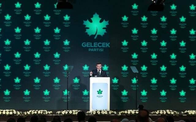 Ahmet Davutoğlu ile Nihal Olçok el ele poz verdi